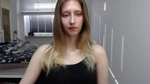 Snapshot of luna_xsensual chatting on September 2025 05:29:01 AM L U N A online show from September 2025 05:29:01 AM
