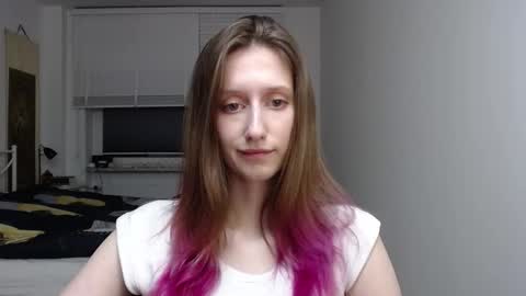 L U N A  online show from November 2025 06:35:01 PM