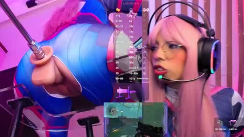 Luna online show from October 2025 10:06:02 PM