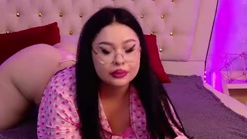 lunababe_ online show from June 2026 11:19:05 AM