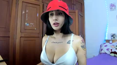Snapshot of lunacristal_moon chatting on September 2025 06:02:01 AM lunacristal_moon online show from September 2025 06:02:01 AM