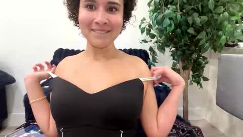 lunaloopzz online show from April 2026 02:10:01 AM