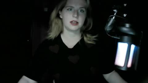 Snapshot of lunamystique_ chatting on October 2025 08:18:02 PM lunamystique_ online show from October 2025 08:18:02 PM