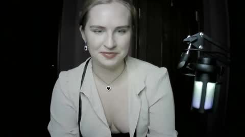 Snapshot of lunamystique_ chatting on October 2025 08:21:02 PM lunamystique_ online show from October 2025 08:21:02 PM