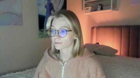 Snapshot of lunar_sofia chatting on September 2025 01:15:02 PM Sofia online show from September 2025 01:15:02 PM