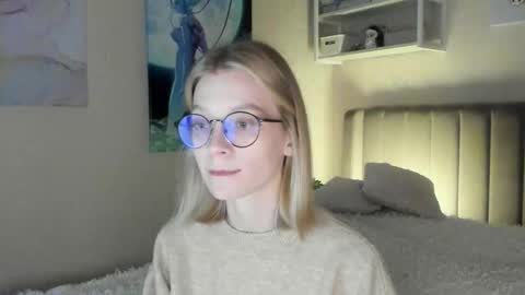 Snapshot of lunar_sofia chatting on October 2025 01:10:02 PM Sofia online show from October 2025 01:10:02 PM