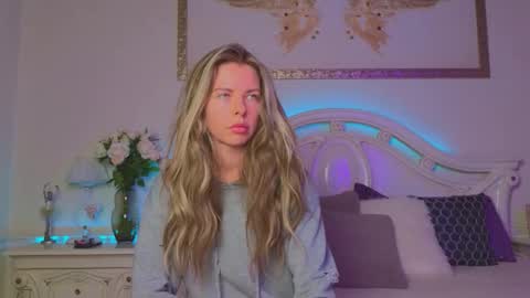 Luna Rishi online show from September 2025 11:47:01 AM