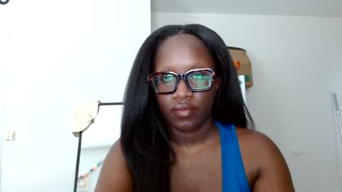 lunarnoelle online show from March 2026 06:11:02 PM