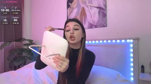 Snapshot of lunavine chatting on December 2025 11:15:02 AM Veronica online show from December 2025 11:15:02 AM