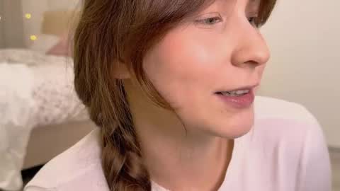 Snapshot of lunoria chatting on December 2025 11:00:01 PM lunoria online show from December 2025 11:00:01 PM