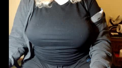 LunoviaXL online show from November 2025 09:58:01 PM