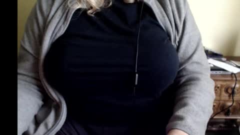 LunoviaXL online show from December 2025 04:01:02 PM