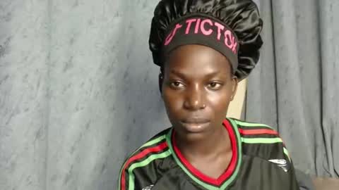 Snapshot of luo_queen chatting on November 2025 07:51:02 PM luo_queen online show from November 2025 07:51:02 PM