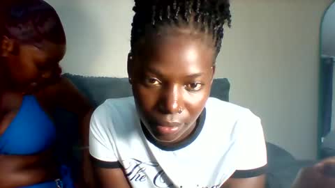 luo_queen online show from April 2026 06:38:02 PM