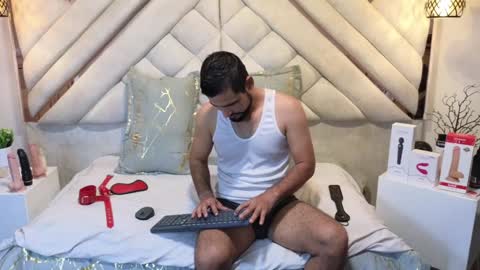 Snapshot of luxurycoupl chatting on February 2025 04:06:01 AM Lesly And Arnold online show from February 2025 04:06:01 AM