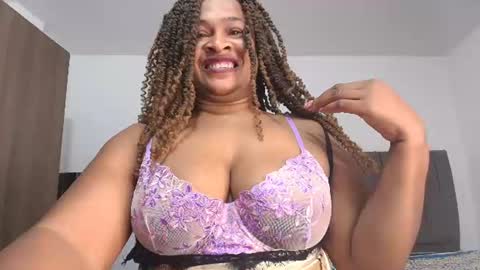 Snapshot of luxy_benet chatting on June 2026 11:32:01 PM Big Benet online show from June 2026 11:32:01 PM