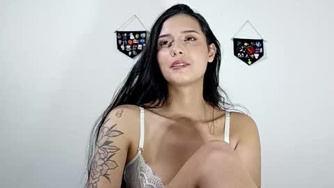 lyla online show from November 2025 03:23:01 AM