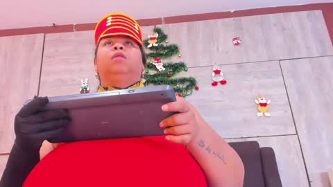 Snapshot of lynn_and_esteban chatting on December 2024 09:19:01 PM Lynn jonnes online show from December 2024 09:19:01 PM