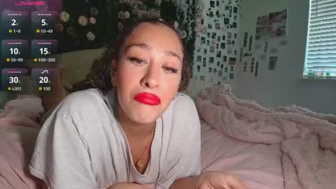 Snapshot of lyracovee chatting on June 2026 12:37:01 AM Lyra online show from June 2026 12:37:01 AM