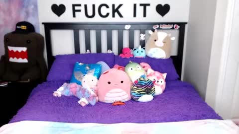 Mackenzie Wolfe online show from October 2025 04:10:01 AM