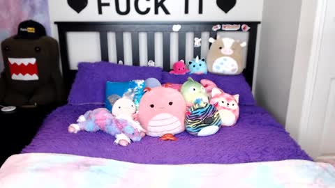 Mackenzie Wolfe online show from November 2025 04:22:01 AM