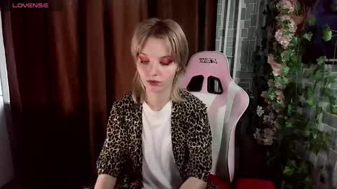 Snapshot of madelaines chatting on May 2026 02:27:01 AM madelaines online show from May 2026 02:27:01 AM