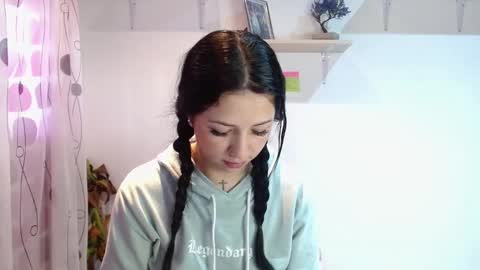 Snapshot of madisoncambel chatting on December 2024 05:48:01 PM Madison Cambel online show from December 2024 05:48:01 PM