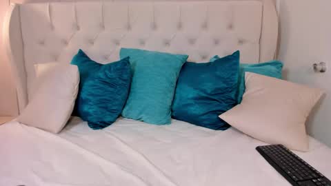 Snapshot of mae_lyra chatting on November 2025 11:43:01 AM Mae Lyra online show from November 2025 11:43:01 AM