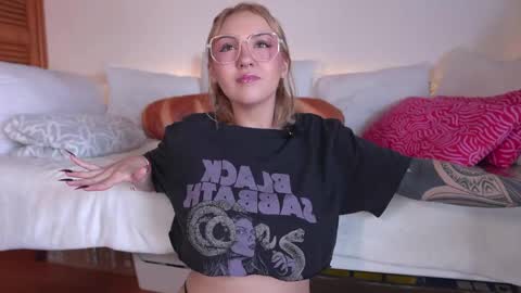 Maeve  schedule 11 am- 530 pm colombia time  online show from May 2026 02:00:01 PM