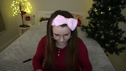 Snapshot of magicpeachhs chatting on December 2024 02:17:01 PM Emily online show from December 2024 02:17:01 PM