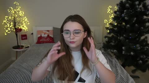 Snapshot of magicpeachhs chatting on December 2024 07:04:01 AM Emily online show from December 2024 07:04:01 AM