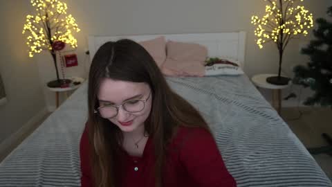 Snapshot of magicpeachhs chatting on December 2024 01:49:02 PM Emily online show from December 2024 01:49:02 PM