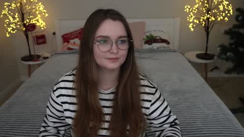 Snapshot of magicpeachhs chatting on December 2024 01:56:01 PM Emily online show from December 2024 01:56:01 PM
