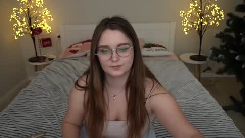 Snapshot of magicpeachhs chatting on December 2024 05:00:01 PM Emily online show from December 2024 05:00:01 PM