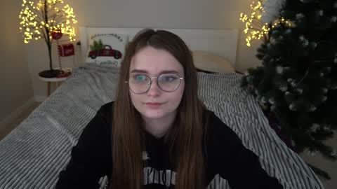 Snapshot of magicpeachhs chatting on January 2025 08:02:01 PM Emily online show from January 2025 08:02:01 PM