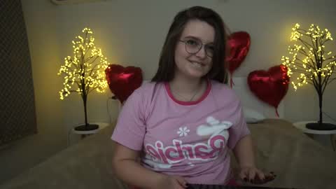 Snapshot of magicpeachhs chatting on February 2025 07:46:01 PM Emily online show from February 2025 07:46:01 PM