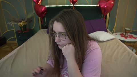 Snapshot of magicpeachhs chatting on March 2025 06:44:01 PM Emily online show from March 2025 06:44:01 PM
