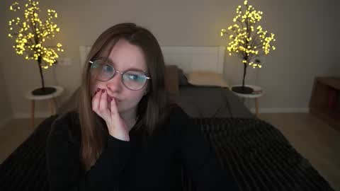 Snapshot of magicpeachhs chatting on October 2025 12:35:01 PM Emily online show from October 2025 12:35:01 PM