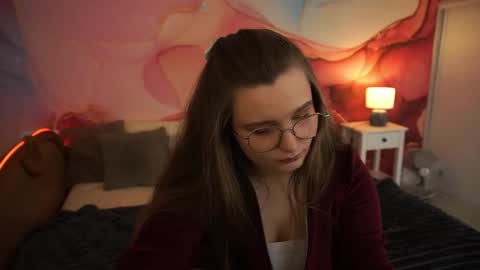 Snapshot of magicpeachhs chatting on October 2025 01:20:01 PM Emily online show from October 2025 01:20:01 PM