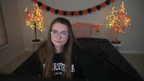 Snapshot of magicpeachhs chatting on October 2025 12:27:02 PM Emily online show from October 2025 12:27:02 PM