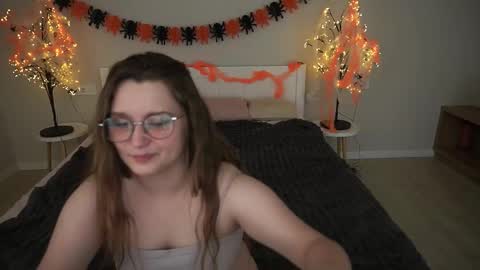 Snapshot of magicpeachhs chatting on October 2025 07:40:01 PM Emily online show from October 2025 07:40:01 PM