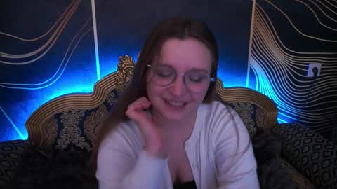 Snapshot of magicpeachhs chatting on November 2025 02:07:02 PM Emily online show from November 2025 02:07:02 PM