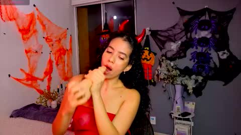 Snapshot of maithe_perroni chatting on October 2025 12:46:02 AM Lauu online show from October 2025 12:46:02 AM