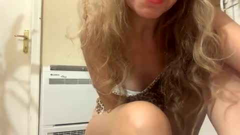 Snapshot of makemedanc chatting on October 2025 05:57:02 PM makemedanc online show from October 2025 05:57:02 PM