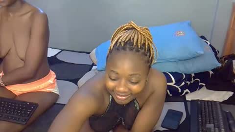 Snapshot of mama_pussie chatting on October 2025 12:05:02 AM mama_pussie online show from October 2025 12:05:02 AM