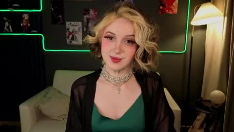 Luna online show from April 2026 10:16:01 PM