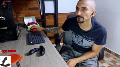 Snapshot of marckmuscle chatting on December 2025 02:17:01 AM Marck Independent model online show from December 2025 02:17:01 AM