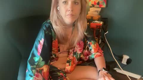 Elle online show from October 2025 03:34:02 PM