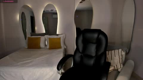 MARIA HERRERA  online show from December 2025 05:46:02 AM