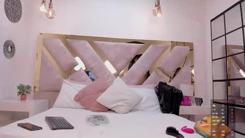 Marianee Rousse  online show from October 2025 10:58:02 PM